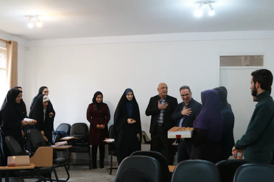 بازدید دکتر فتحی و جمعی از اساتید از کلاس های آموزشی پردیس شهید چمران
همراه با تبریک سالروز ولادت حضرت زهرا (س) و روز زن 4